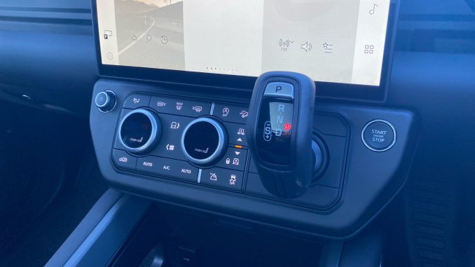 Land Rover Defender 3.0 D250 X-Dynamic SE 110 5dr Auto Diesel Estate - Image 13